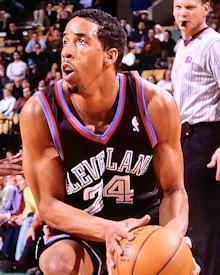 世体：巴萨全力引入莱奥；目前尚未对基耶萨采取行动