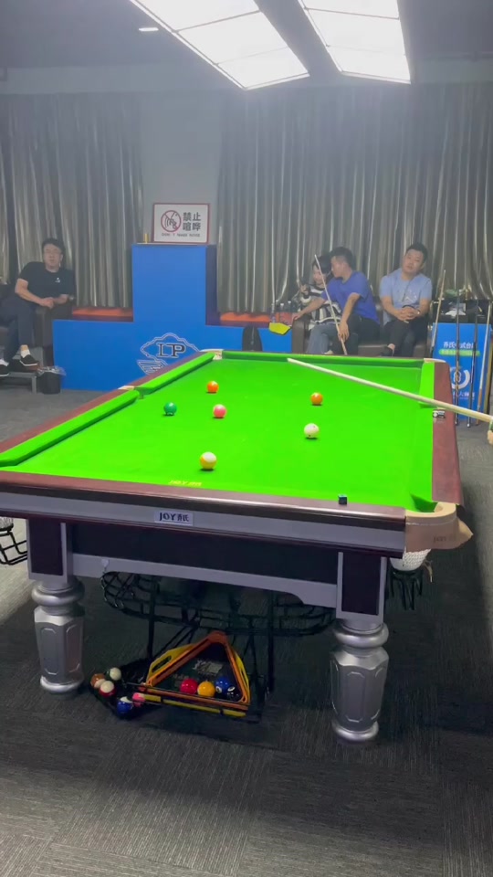 而是用幽默 而是用幽默