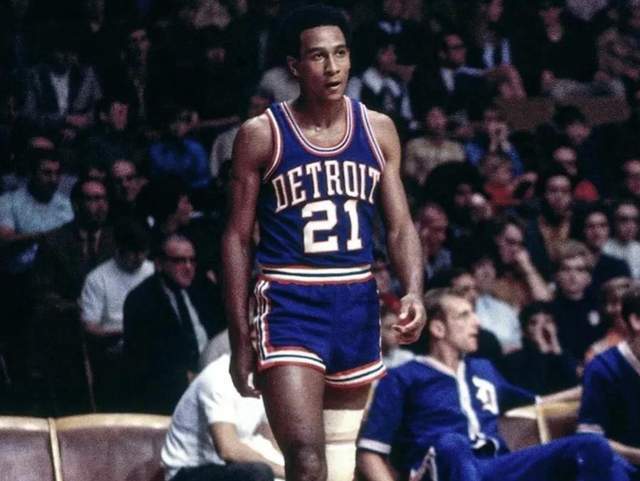 替补席的 替补席的